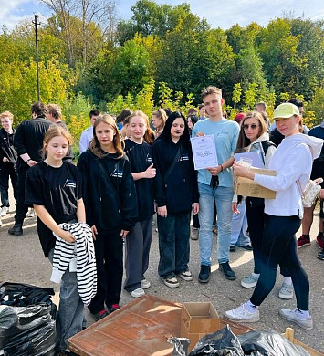 В Иванове студенты соревновались в уборке парка